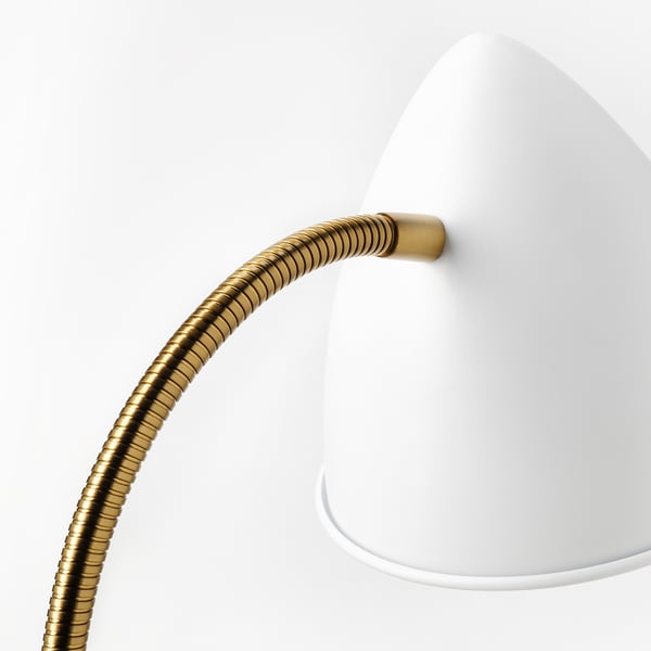 Flexibele lamp met messing zwanenhals en witte kegelkap, strak en modern design. Led-lamp inbegrepen.