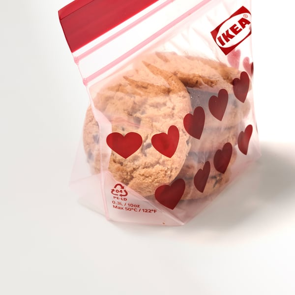 Zak koekjes verzegeld in een doorzichtige, hartvormige IKEA opslagtas.
