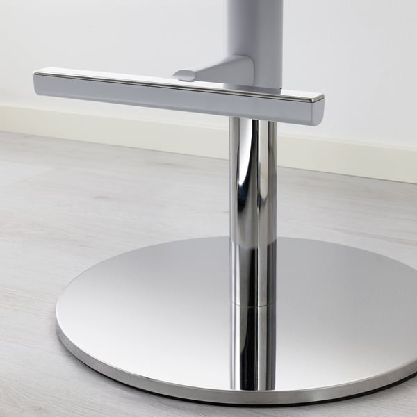 Moderne stoelvoet met gepolijste metalen steel en ronde voetsteun, met hoogwaardig design en materialen.