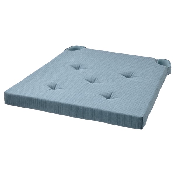 Een blauw JUSTINA vierkant stoelkussen met getuft design. Het is gewatteerd voor comfort.