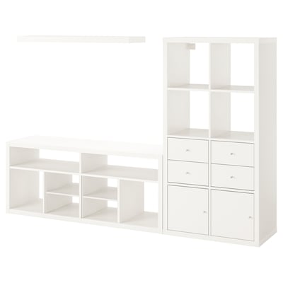 Moderne witte KALLAX rekkenopstelling met wandmeubel, tv-meubel en opberginzetstukken.