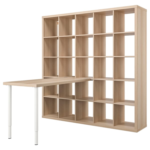 KALLAX lichtbruine houten boekenplank-bureaucombinatie met meerdere planken en verstelbare tafel.