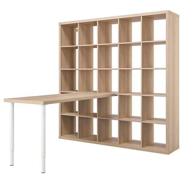 KALLAX lichtbruin opbergmeubel met bureau, verstelbare planken, witte poten.