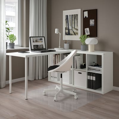 KALLAX rekken met bureau, laptop, boeken, planten, onder raam.