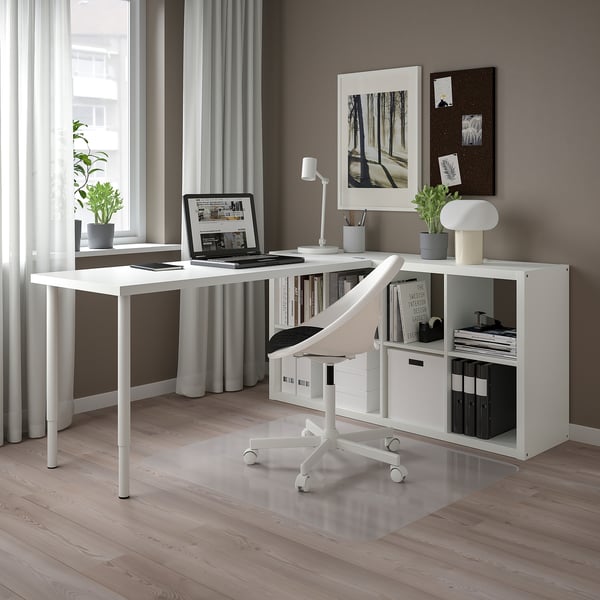 KALLAX bureau met laptop, planten, boeken en kantoorbenodigdheden. Hoekraam, doorschijnende gordijnen.