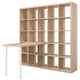 Een licht houten KALLAX boekenkast met opbergkubussen en een bureauverlenging. Het heeft een minimalistisch en modern design.