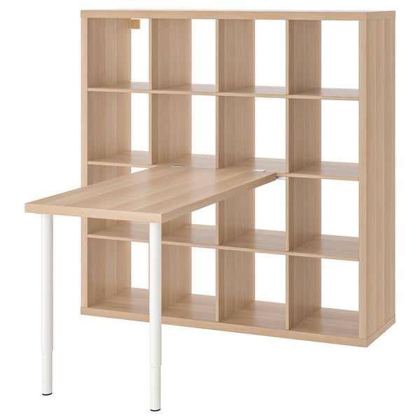 Lichthouten KALLAX bureaumeubel met planken, witte poten en schuin blad.