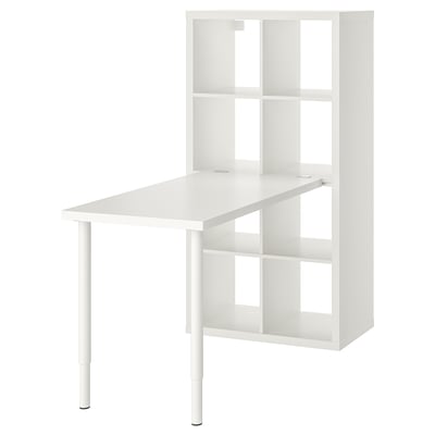 Een wit ikea KALLAX meubel met een tafelblad, een combinatie van opbergen en werkruimte. Het is rechthoekig, eenvoudig en modern, met meerdere open compartimenten.