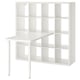 Een witte ikea KALLAX kast met een aangebouwd tafelblad en verstelbare poten, ontworpen voor veelzijdige opberg- en werkruimteoplossingen.