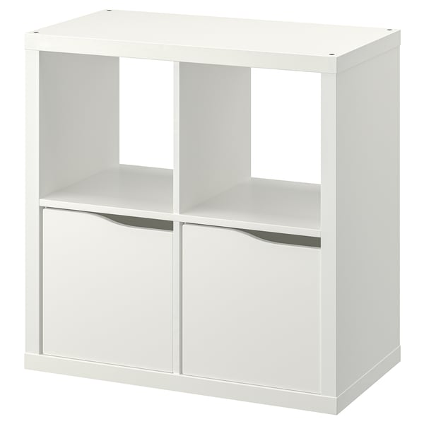 Witte KALLAX kast met open en ladevakken, aan de muur te bevestigen.