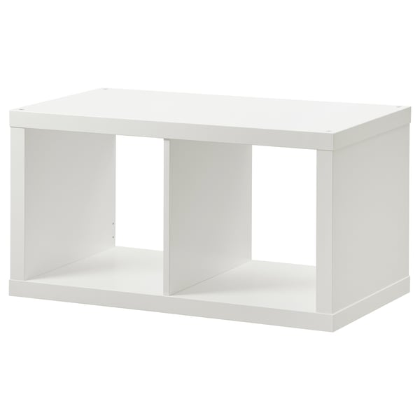 Een witte ikea KALLAX plank, rechthoekig en open, gemaakt van spaanplaat en vezelplaat.