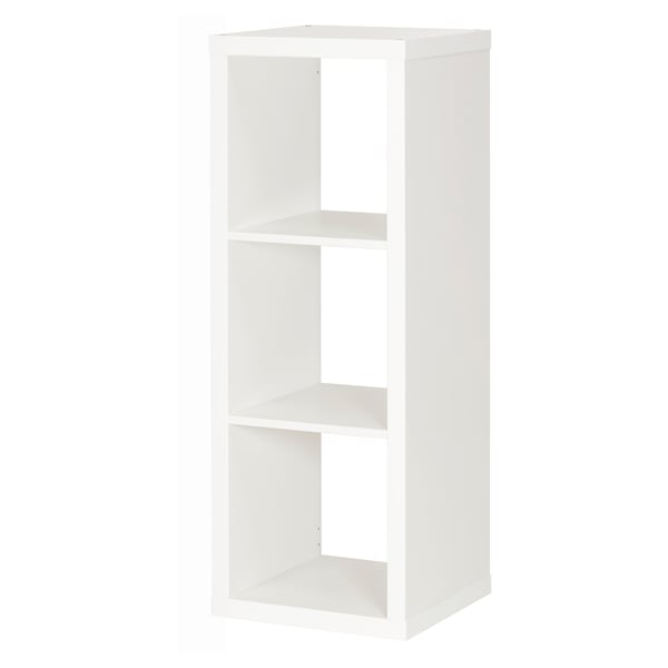 Witte KALLAX stellingkast, modern design, drie open lagen, gemaakt van vezelplaat en spaanplaat.