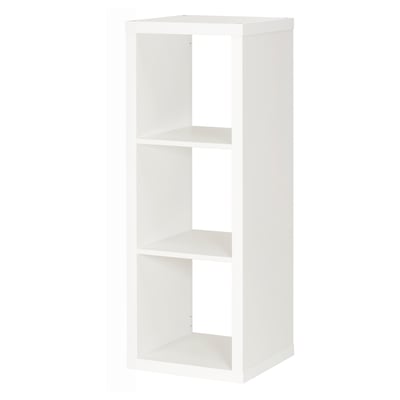 Witte KALLAX stellingkast, modern design, drie open lagen, gemaakt van vezelplaat en spaanplaat.