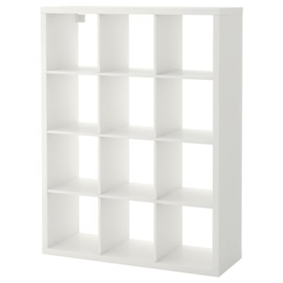 Een witte KALLAX stellingkast, rechthoekig met meerdere open kubussen.