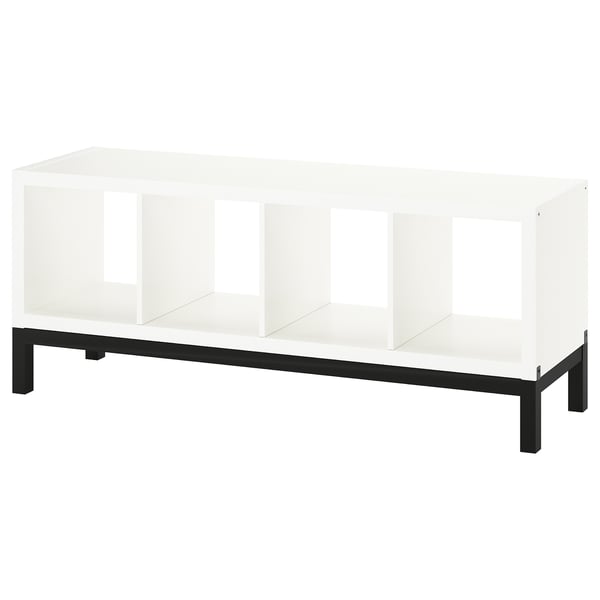 Een witte KALLAX stellingkast met een zwart metalen onderstel. Het heeft meerdere compartimenten en een strak, modern design.