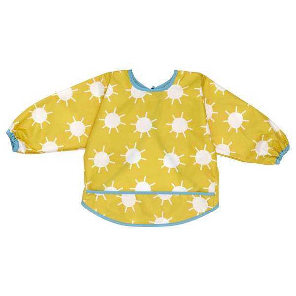 Een geel kinderslabbetje met zonpatroon en lange mouwen en blauwe bies, gemaakt van polyester.