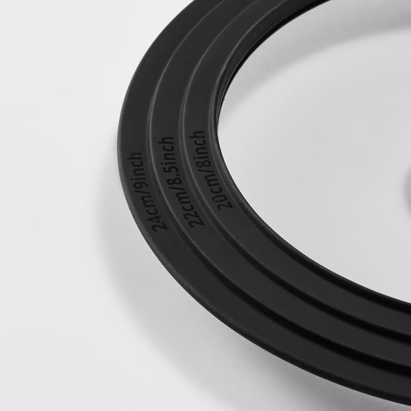 Zwarte siliconen ringen in drie maten, geëtst met afmetingen, gerangschikt in een cirkel op een witte achtergrond.
