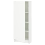 Een KNOXHULT witte hoge kast met verstelbare legplanken. Het is strak, rechthoekig en perfect voor opslag in de keuken.