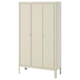 Een KOLBJÖRN beige metalen kast, rechthoekig met verstelbare poten, en een kledingroede. Het is veelzijdig voor binnen- en buitenopslag.