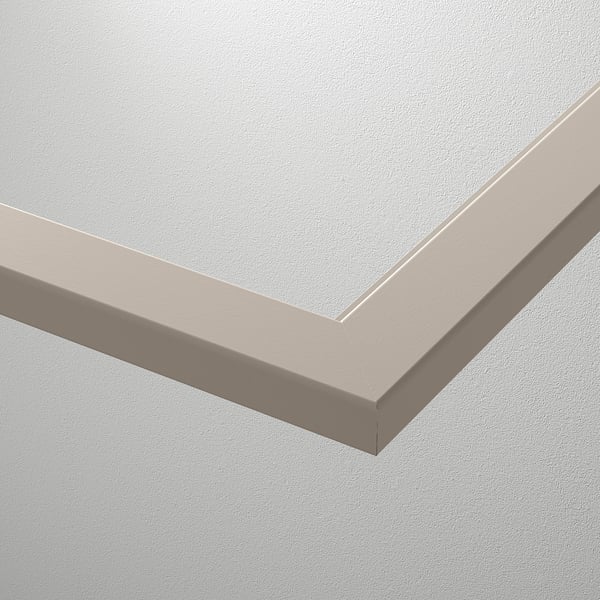 Close-up van een slanke glazen plank met afgeschuinde randen, stevig gemonteerd tegen een lichtgekleurde muur, die het moderne en stevige ontwerp laat zien.