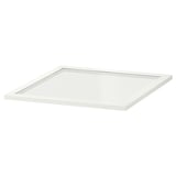 Een witte KOMPLEMENT glazen plank van ikea. Het rechthoekige, met een plat, transparant glazen oppervlak omlijst in wit.