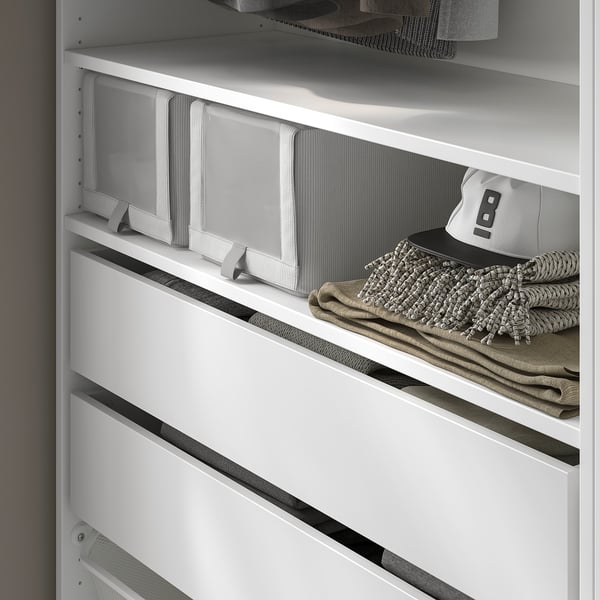 Witte KOMPLEMENT plank met skubb dozen en kleding.