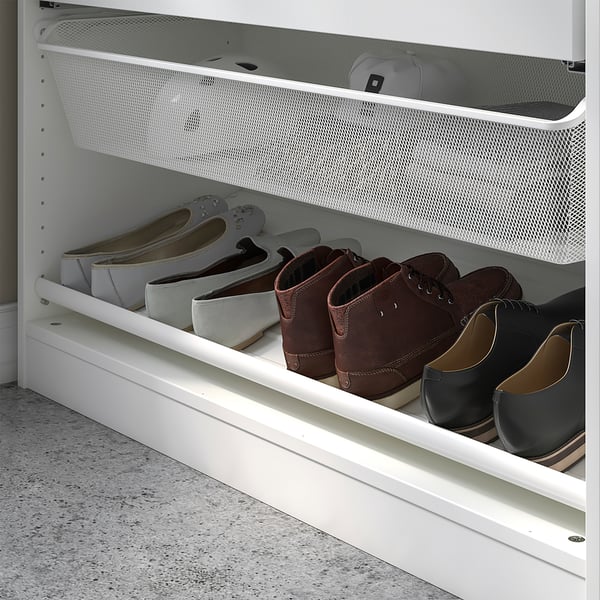 Wit schoenenrek, drie lagen, biedt plaats aan verschillende schoenen, gemaakt van staal.