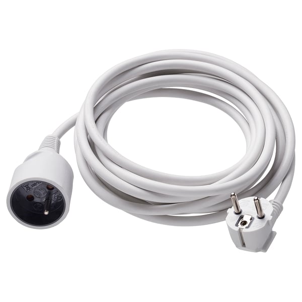Een KOPPLA wit, opgerold verlengsnoer met een 3-polige stekker en stopcontact, gemaakt van pvc-kunststof voor elektrisch gebruik.