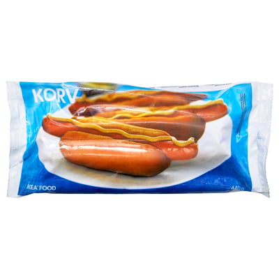 Afbeelding toont een verpakt voedingsmiddel met de naam KORV, met gegrilde worstjes met mosterd op een blauwe wikkel.