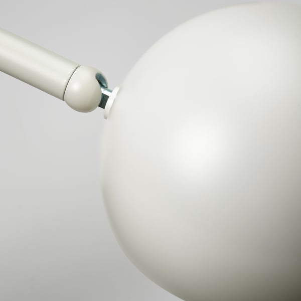 Een moderne lamp met een bolvormige kap. De standaard is strak en verstelbaar, wat kwaliteit en ontwerp laat zien.