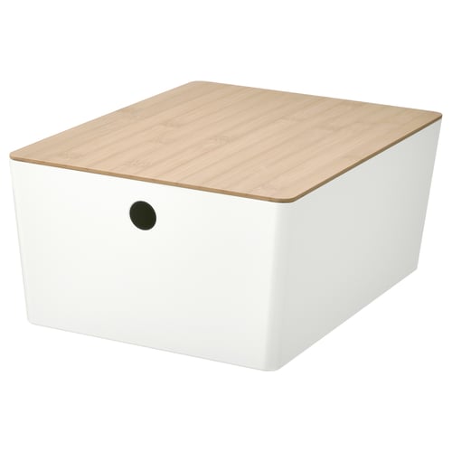 Een witte KUGGIS opbergdoos met een licht houten deksel, voorzien van een zwart rond handvat en een strak, modern design.