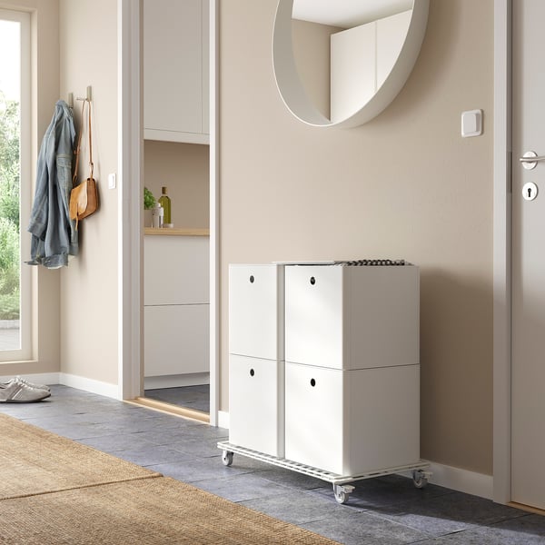 KUGGIS white cube opbergdoos in de gang, bij de deur, bij kapstokken, gemaakt van gerecycled pet-plastic.