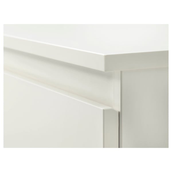 Schone, witte ladekasthoek met gladde afwerkingen.