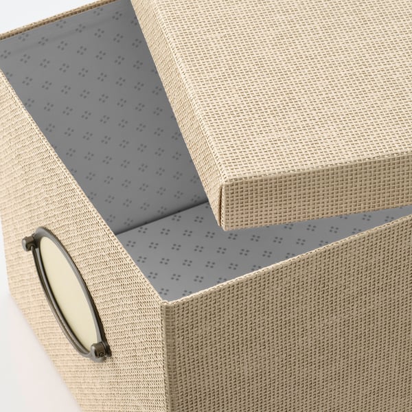 Een opbergdoos van geweven papier met metalen handvat, met een klassieke gestippelde binnenkant.