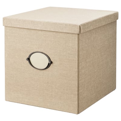Een KVARNVIK opbergdoos in beige, gemaakt van geweven papier en metaal, met een klassiek ontwerp met een labelhouder.