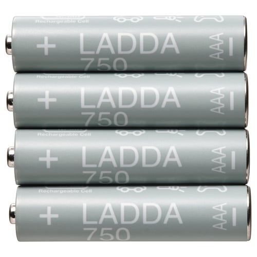 Vier grijze LADDA 750 oplaadbare batterijen netjes gestapeld, cilindrische vorm, metalen bovenkant, witte tekst.