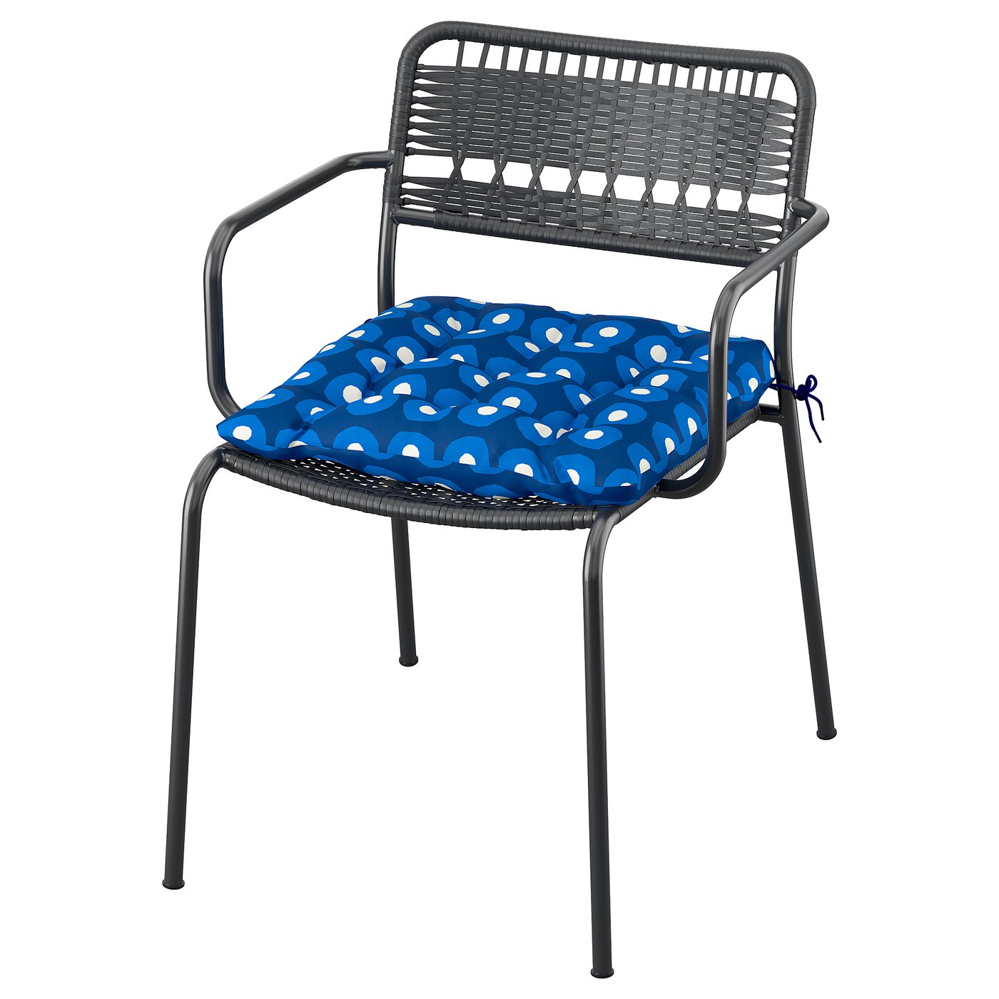 Tuinstoel met armleuningen, grijs, blauw patroon kussen, gerecyclede materialen.