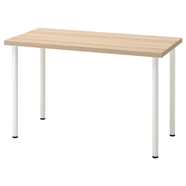 Een IKEA LAGKAPTEN bureau met licht houten blad en witte metalen poten. Het is rechthoekig, modern en minimalistisch, klaar voor eenvoudige montage.