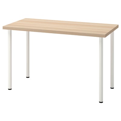 Een IKEA LAGKAPTEN bureau met licht houten blad en witte metalen poten. Het is rechthoekig, modern en minimalistisch, klaar voor eenvoudige montage.