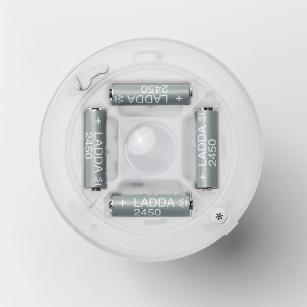Vier ladda 2450 mah batterijen in een ronde houder, ontworpen voor een draagbare lamp.