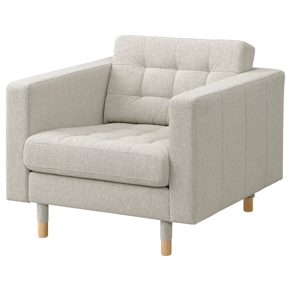 Toont een LANDSKRONA-fauteuil in lichtbeige met houten poten, met een pluche, getuft ontwerp voor comfort.