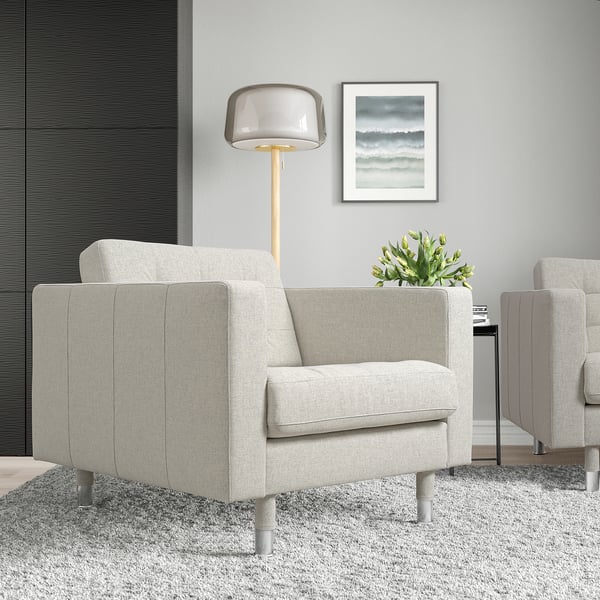 Moderne grijze LANDSKRONA stoelen in de woonkamer met lamp, kunst en plant.