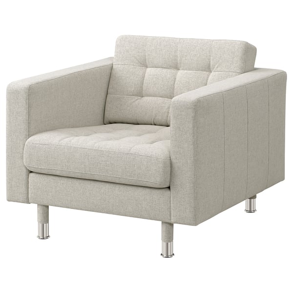 Een moderne, lichtgrijze gestoffeerde fauteuil genaamd Landkrona met chromen poten.