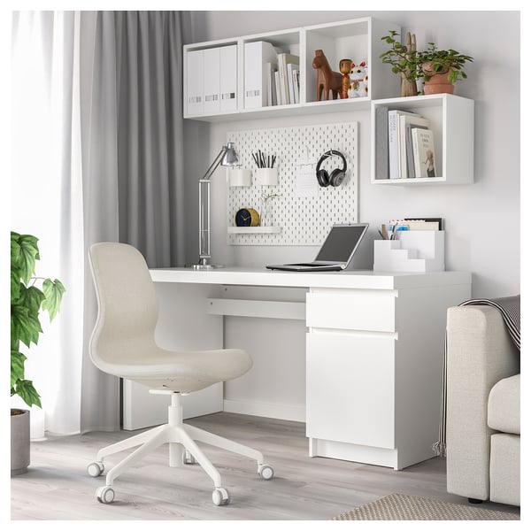 Modern thuiskantoor met LÅNGFJÄLL wit bureau, stoel en opbergruimte, met een strak design en een minimalistische inrichting.