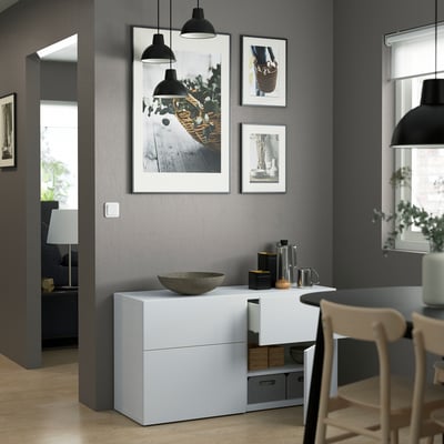 Interieur kamer met LAPPVIKEN opbergkast met kunst, lichten en decor.