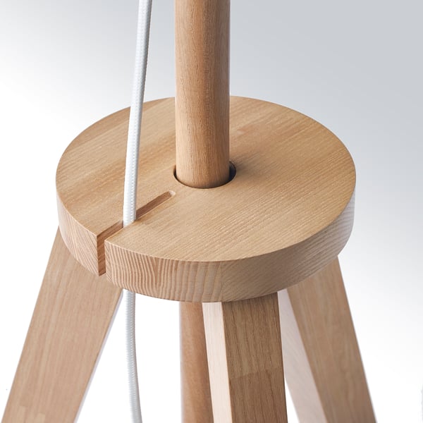 Houten voet statieflamp, ronde bovenkant, wit snoer dat door het midden loopt, vervaardigd met zichtbaar detail en afwerking.