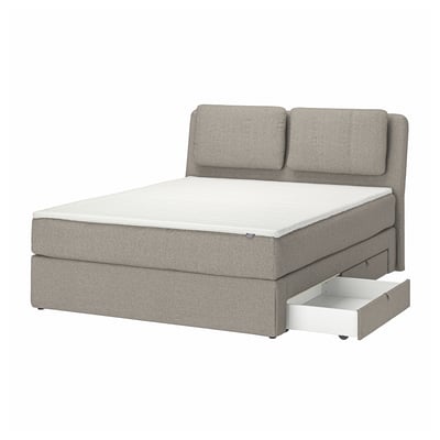 Modern grijs LILLFJÄLLET boxspringbed met schuin hoofdeinde, kussens en opbergruimte onder het bed.