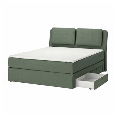 LILLFJÄLLET groen boxspring bed met schuin hoofd, kussens en opberglades.
