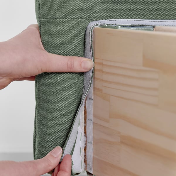 Persoon met open LILLFJÄLLET boxspringbed, met afneembare, machinewasbare hoes.
