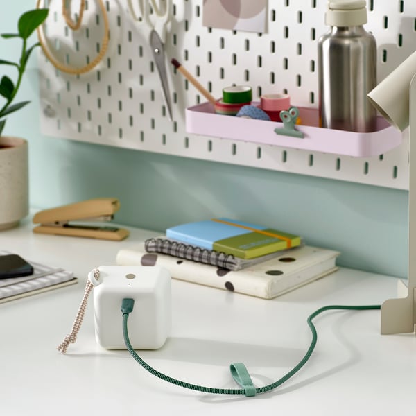 Een werkruimte met een usb-c-kabel en bureau-organizer.
